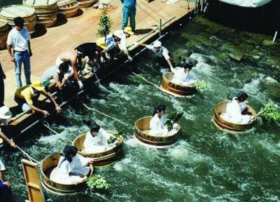 مسابقه هیجان انگیز سطل های چوبی شناور در ژاپن